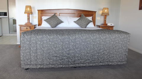 The Saltbush Motor Inn - Accommodation Whitsundays 0