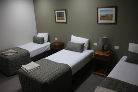 The Saltbush Motor Inn - Accommodation Whitsundays 2
