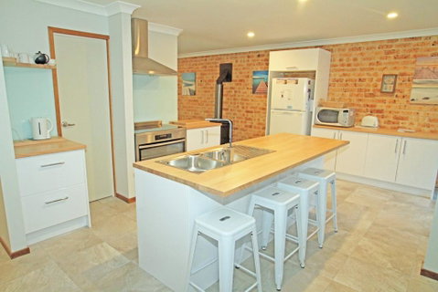 Thora Street Waterfront - Accommodation Whitsundays 2