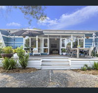 Toot Toot  50s Classic Beach House with Bungalow - Accommodation Whitsundays