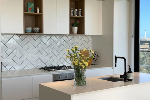 Top Floor Views, Yarraville, 2 Bedroom, 2bathroom - Accommodation Whitsundays 1