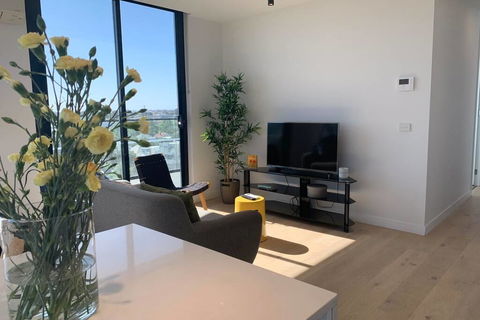 Top Floor Views, Yarraville, 2 Bedroom, 2bathroom - Accommodation Whitsundays 2