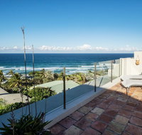 Tuscan inspired townhouse minutes from the beach - Accommodation Whitsundays