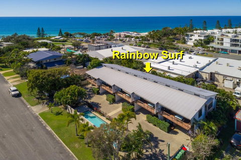 Unit 1 Rainbow Surf - Modern, Two Storey Townhouse With Large Shared Pool, Close To Beach And Shop - Accommodation Whitsundays 2