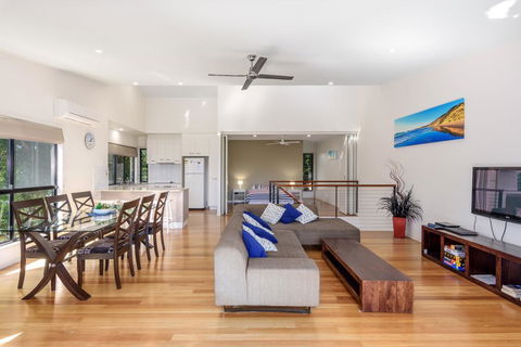 Unit 1 Rainbow Surf - Modern, Two Storey Townhouse With Large Shared Pool, Close To Beach And Shop - Accommodation Whitsundays 0