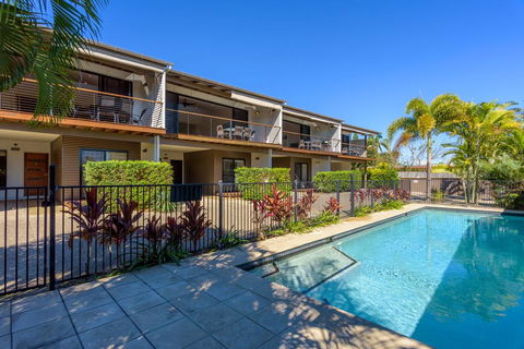 Unit 1 Rainbow Surf - Modern, Two Storey Townhouse With Large Shared Pool, Close To Beach And Shop - Accommodation Whitsundays 1