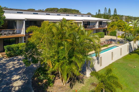 Unit 1 Rainbow Surf - Modern, Two Storey Townhouse With Large Shared Pool, Close To Beach And Shop - Accommodation Whitsundays 3