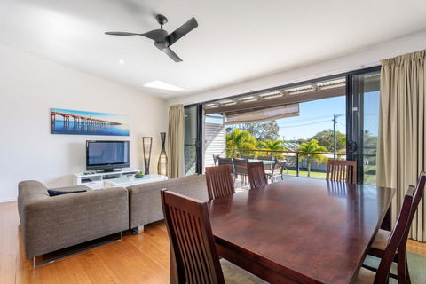 Unit 3 Rainbow Surf - Modern, Double Storey Townhouse With Large Shared Pool, Close To Beach And Shop - Accommodation Whitsundays 0