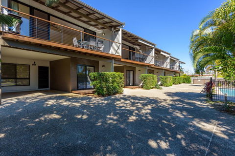 Unit 3 Rainbow Surf - Modern, Double Storey Townhouse With Large Shared Pool, Close To Beach And Shop - Accommodation Whitsundays 3