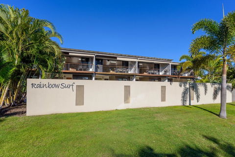 Unit 3 Rainbow Surf - Modern, Double Storey Townhouse With Large Shared Pool, Close To Beach And Shop - Accommodation Whitsundays 2