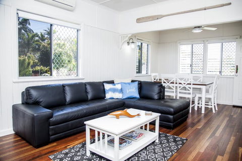 Urangan Harbour Cottage - Accommodation Whitsundays 0