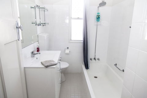 Urangan Harbour Cottage - Accommodation Whitsundays 3