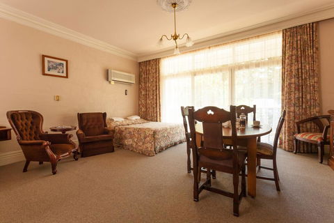 Victoria House Motor Inn - Accommodation Whitsundays 0