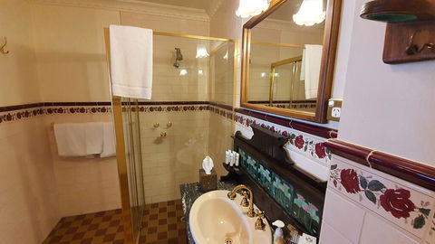 Victoria House Motor Inn - Accommodation Whitsundays 1