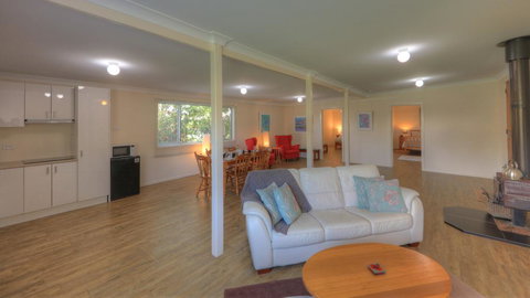 Village Stays Coldstream Gallery Bungalow - Accommodation Whitsundays 3