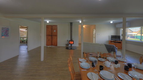 Village Stays Coldstream Gallery Bungalow - Accommodation Whitsundays 2