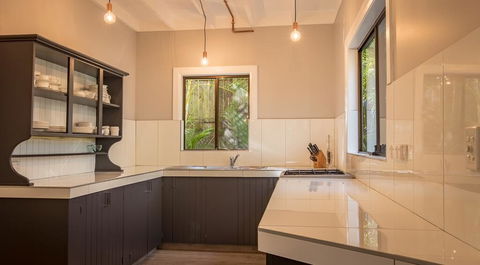 Vintage Inspired Three Bedroom Home- Heated Pool! - Accommodation Whitsundays 3
