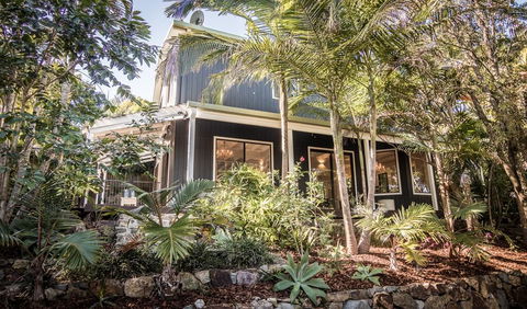 Vintage Inspired Three Bedroom Home- Heated Pool! - Accommodation Whitsundays 0