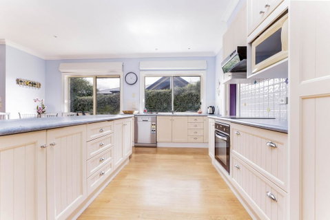 WALKIN ON SUNSHINE - STROLL TO BEACH BREAK - Accommodation Whitsundays 2