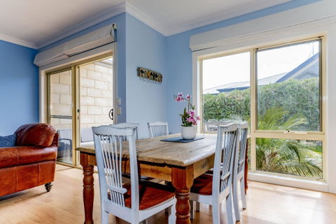WALKIN ON SUNSHINE - STROLL TO BEACH BREAK - Accommodation Whitsundays 1