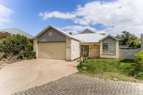 WALKIN' ON SUNSHINE - Accommodation Whitsundays 0