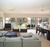 Wangi Lakehouse - renovated Lake Macquarie lakefront Location - Accommodation Whitsundays