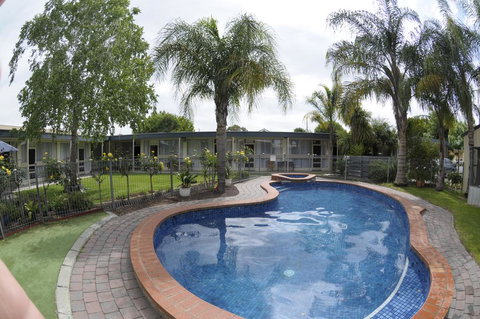 Warrina Motor Inn - Accommodation Whitsundays 0