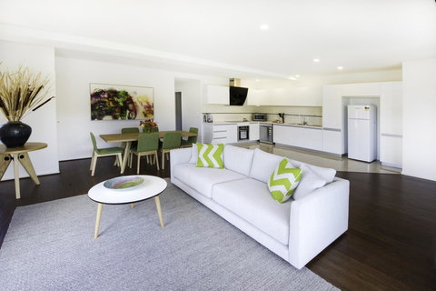 Phillip Island Towers - Accommodation Whitsundays 34