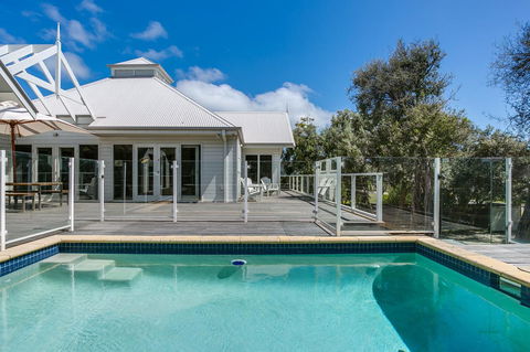 Perfect Blairgowrie Beach House - Accommodation Whitsundays 0