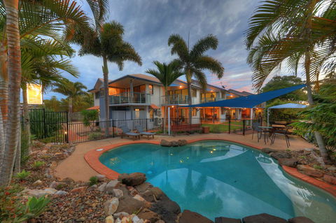Dolphin Waters - Accommodation Whitsundays 2