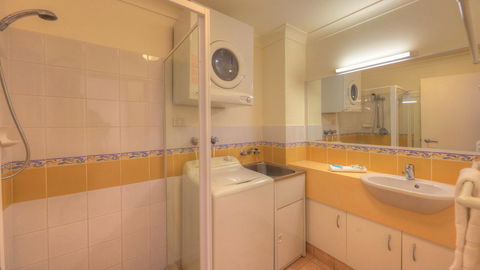 Dolphin Waters - Accommodation Whitsundays 10