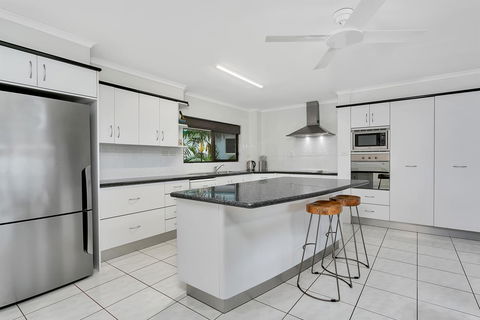 Roydon Beachfront Apartments - Accommodation Whitsundays 25