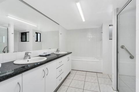 Roydon Beachfront Apartments - Accommodation Whitsundays 23