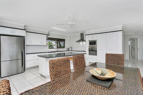 Roydon Beachfront Apartments - Accommodation Whitsundays 20