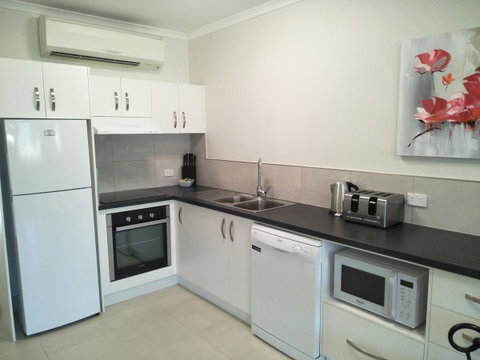 Airlie Seaview Apartments - Accommodation Whitsundays 4