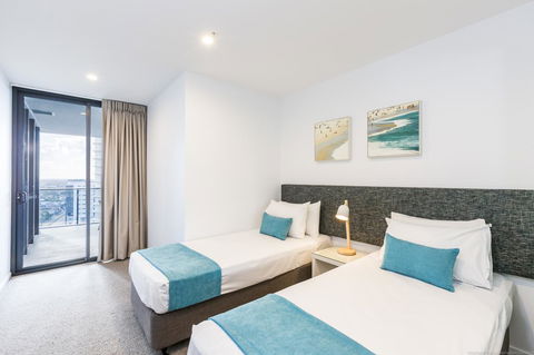 Boardwalk Burleigh Beach - Official - Accommodation Whitsundays 10