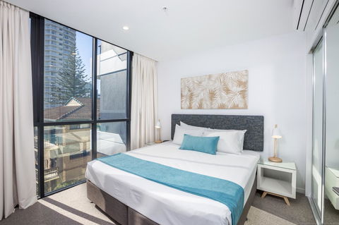 Boardwalk Burleigh Beach - Official - Accommodation Whitsundays 37