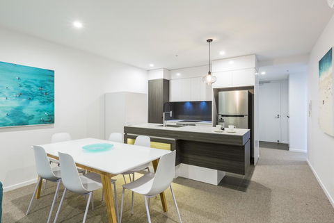 Boardwalk Burleigh Beach - Official - Accommodation Whitsundays 8
