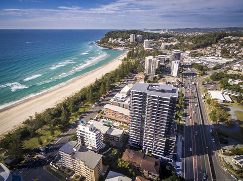 Boardwalk Burleigh Beach - Official - Accommodation Whitsundays 30