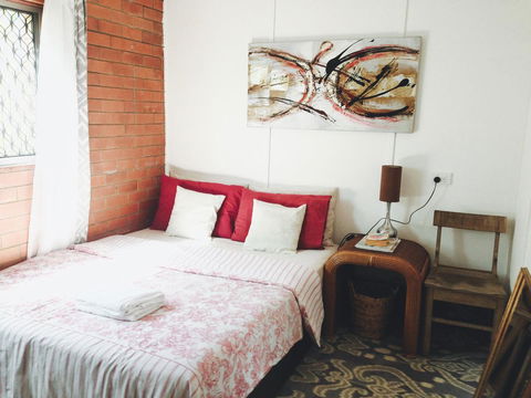 XYL Pets Friendly Seaside Boutique Guesthouse - Accommodation Whitsundays 0