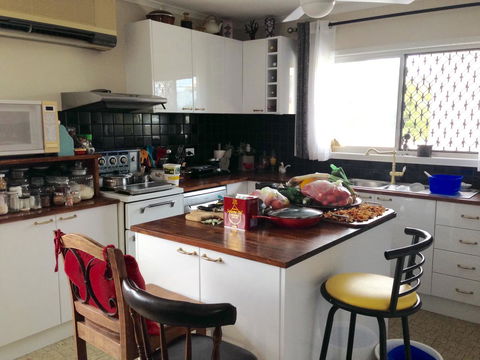 XYL Pets Friendly Seaside Boutique Guesthouse - Accommodation Whitsundays 2