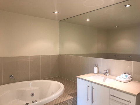 Proximity Waterfront Apartments - Accommodation Whitsundays 12