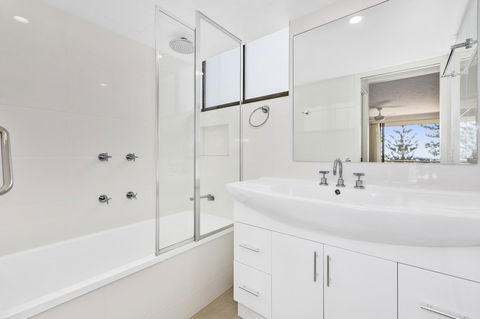 Columbia Beachfront Apartments On Rainbow Bay - Accommodation Whitsundays 24