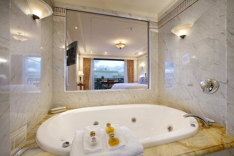 Imperial Hotel Gold Coast - Accommodation Whitsundays 6