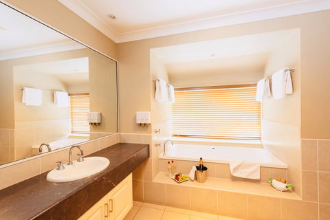 Ambassador On Ruthven - Accommodation Whitsundays 8