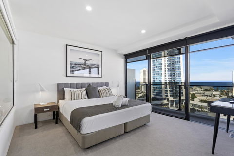 Circle On Cavill - Gclr - Accommodation Whitsundays 9