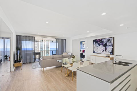 Circle On Cavill - Gclr - Accommodation Whitsundays 30