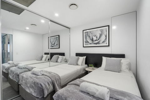 Circle On Cavill - Gclr - Accommodation Whitsundays 7