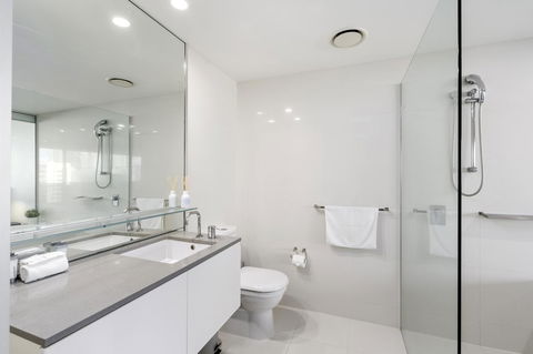Circle On Cavill - Gclr - Accommodation Whitsundays 3