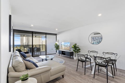 Circle On Cavill - Gclr - Accommodation Whitsundays 8